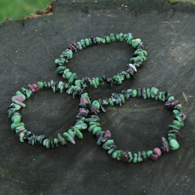 Zoisit-Perlenarmbänder, (3er-Set) - 3 grüne und lila Zoisit-Perlenarmbänder aus Brasilien