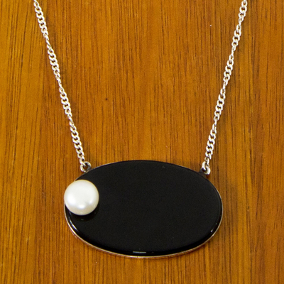 Zuchtperlen- und Achat-Halskette, 'Luna Carioca'. - Halskette aus Sterlingsilber mit weißer Perle auf Achatanhänger