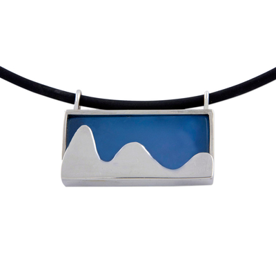 Leder- und Achatanhänger-Halskette, 'Po de Aucar in Blau'. - Brasilianisches Wahrzeichen auf blauem Achat-Anhänger und Lederhalskette