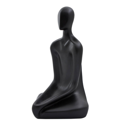 Skulptur, 'Meditation' (10,5 Zoll) - Signierte brasilianische Yoga-Skulptur aus schwarzem Harz (10,5 Zoll)