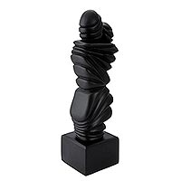 Skulptur „Kuss“ – abstrakte signierte Liebesskulptur aus schwarzem Kunstharz