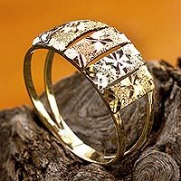 Dreifarbiger Gold-Cocktailring, „Floral Horizon“ – Ring aus 10-karätigem Gold mit Blumenmotiv, weißer Rose und Gelb