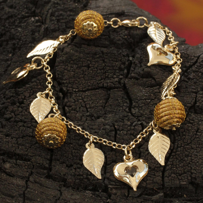 Vergoldetes goldenes Gras-Herz-Charm-Armband - Herzblatt-Bienenstock-Anhänger auf vergoldetem brasilianischem Armband