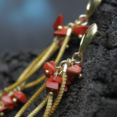Vergoldete Kronleuchter-Ohrringe aus goldenem Gras und Jaspis - Kunsthandwerklich gefertigte Kronleuchter-Ohrringe aus goldenem Gras und Jaspis