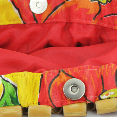 Umhängetasche mit Bambusakzenten - Handgefertigte Umhängetasche mit Bambusakzent und Blumenmuster aus Brasilien