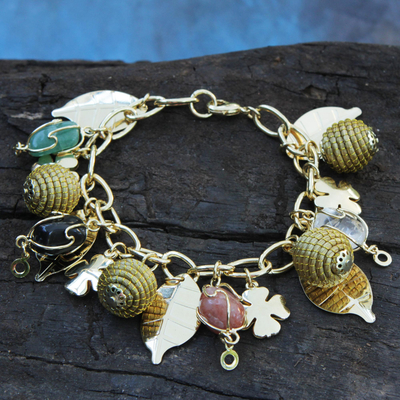 Vergoldetes Charm-Armband mit Achat und goldenem Gras - Vergoldetes Charm-Armband aus brasilianischem Achat und goldenem Gras