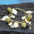 Armband mit vergoldetem Amethyst- und Goldgras-Amulett, 'Kleeblätter'. - Armband mit vergoldetem Amethyst und goldenem Gras-Klee-Amulett