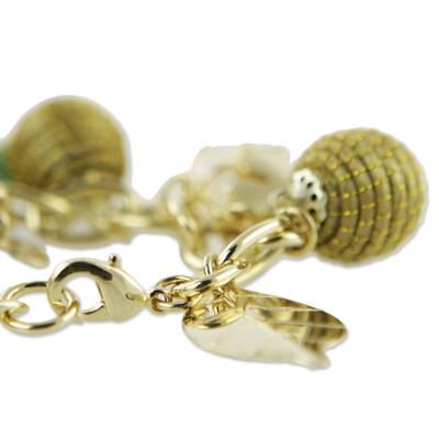 Armband mit vergoldetem Amethyst- und Goldgras-Amulett, 'Kleeblätter'. - Armband mit vergoldetem Amethyst und goldenem Gras-Klee-Amulett