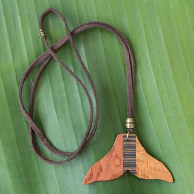 Halskette mit Holzanhänger - Handgefertigte Halskette mit Holzanhänger aus Brasilien
