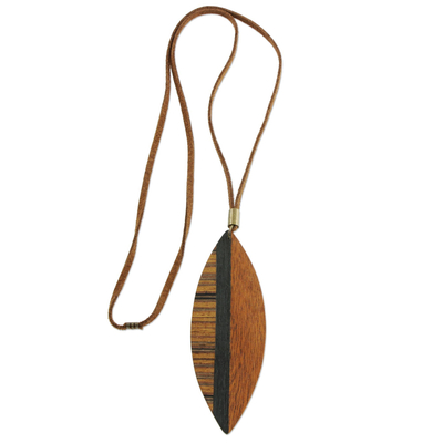 Halskette mit Holzanhänger - Lange braune Holzanhänger-Halskette aus Brasilien