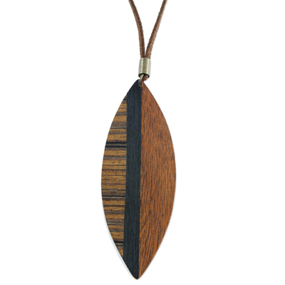 Halskette mit Holzanhänger - Lange braune Holzanhänger-Halskette aus Brasilien