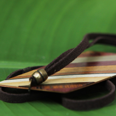 Halskette mit Holzanhänger - Rechteckige Halskette mit Holzanhänger von brasilianischen Kunsthandwerkern