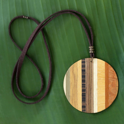 Halskette mit Holzanhänger - Runde Holzanhänger-Halskette aus Brasilien