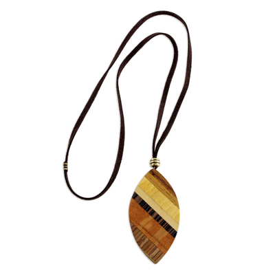 Halskette mit Holzanhänger - Handgefertigte Halskette mit Holzanhänger von brasilianischen Kunsthandwerkern