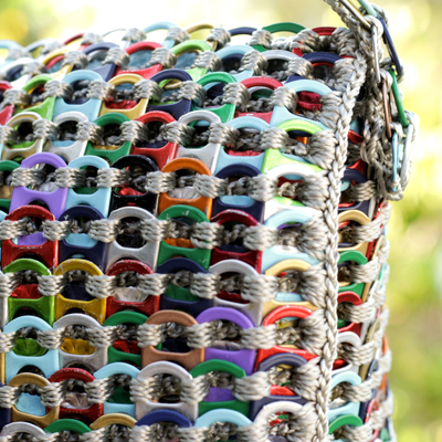 Bolso de hombro pop-top de refresco reciclado - Bolso de hombro con tapa de refresco reciclado multicolor de Brasil