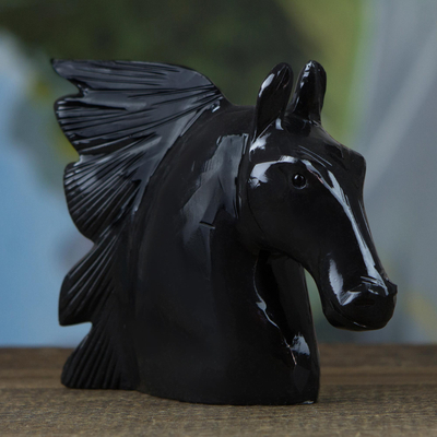 Dolomiten-Skulptur, 'Grimmiges Pferd - Handgefertigte Pferdeskulptur aus schwarzen Dolomiten aus Brasilien