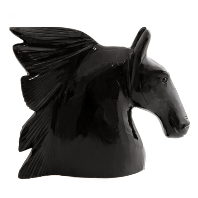 Dolomiten-Skulptur, 'Grimmiges Pferd - Handgefertigte Pferdeskulptur aus schwarzen Dolomiten aus Brasilien