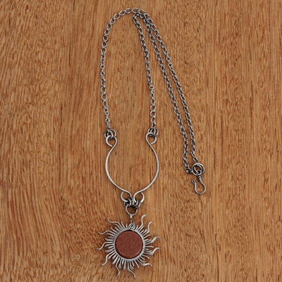 Halskette mit Sonnenstein-Anhänger - Handgefertigte Sonnenstein-Anhänger-Halskette mit Sonnenmotiv aus Brasilien