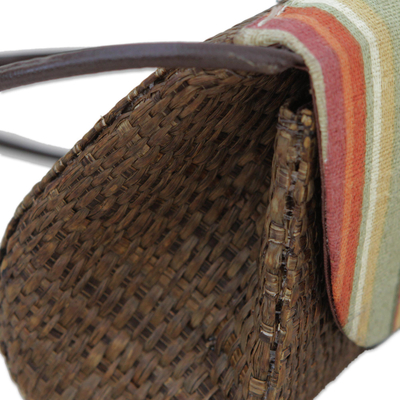 Baguette de hoja de palma con detalles de algodón - Baguette de hoja de palma con acento de algodón tejido a mano de Brasil