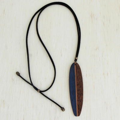 Holzanhänger-Halskette für Männer, 'Surfer's Soul'. - Surfbrettförmige Holzanhänger-Halskette für Männer aus Brasilien