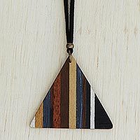 Holzanhänger-Halskette, „Dusk Triangle“ – Bunte dreieckige Holzanhänger-Halskette aus Brasilien