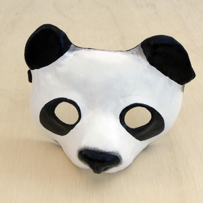 Ledermaske, 'Pandagesicht - Handgefertigte Leder-Pandamaske aus Brasilien