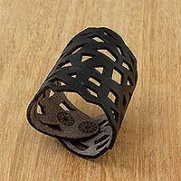 Pulsera de cuero, 'Geometría brasileña en negro' - Brazalete de pulsera de cuero geométrico en negro de Brasil