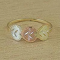 Anillo de cóctel de oro, 'Gleaming Hearts' - Anillo de cóctel de oro de 10k en forma de corazón de Brasil