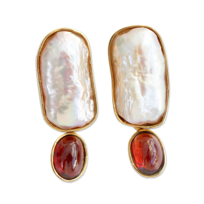 Pendientes colgantes de perlas cultivadas y granates bañados en oro - Granate perla cultivada y aretes colgantes con detalles en oro de 18 k