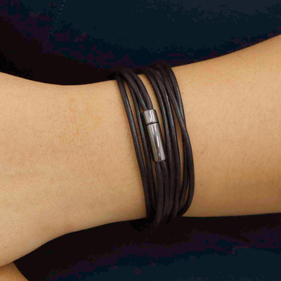 Wickelarmband aus Leder - Handgefertigtes Wickelarmband aus schwarzem Leder aus Brasilien