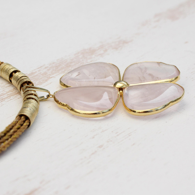 Collar llamativo de cuarzo rosa chapado en oro y hierba dorada - Colgante de Trébol de Cuarzo Rosa con Collar de Cordón de Hierba Dorada