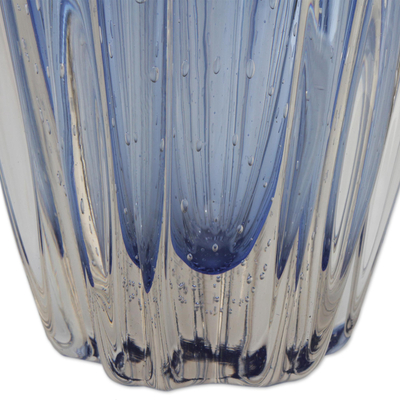 Dekorative Kunstglasvase - Brasilianische handgefertigte blaue Vase aus gewelltem Glas im Murano-Stil