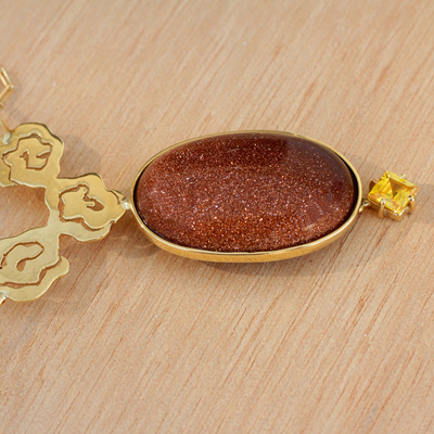 Halskette mit Anhänger aus Gold und Sonnenstein - Halskette mit Anhänger aus 18-karätigem Gold mit Blumenmotiv und Sonnenstein