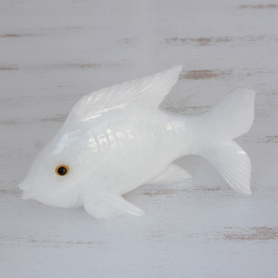 Calcit-Statuette - Kunsthandwerklich gefertigte Fischstatuette aus weißem Calcit aus Brasilien