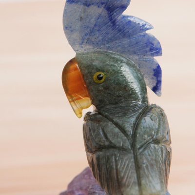 Edelsteinstatuette 'Vibrant Cockatoo' - Brasilianische kunsthandwerklich gefertigte Kakadu-Statuette aus Edelstein