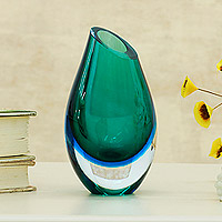 Handgeblasene Kunstglasvase, „Wave's Tear“ – Blaugrüne, von Murano inspirierte mundgeblasene Kunstglasvase