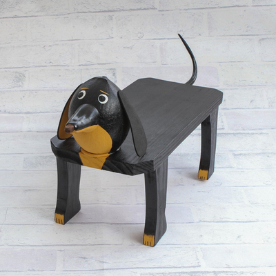 Dekorative Bank aus Holz, 'Hundeauflage'. - Handgefertigte dekorative Holzbank in Hundeform aus Brasilien