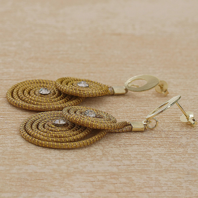 Vergoldete goldene Gras-Baumelohrringe, 'Spiralen aus Gold - 18k vergoldete Ohrringe mit goldenem Gras aus Brasilien