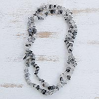 Quarz- und Turmalin-Perlenkette, „Monochromatisch“ – Quarz- und Turmalin-Perlenkette aus Brasilien