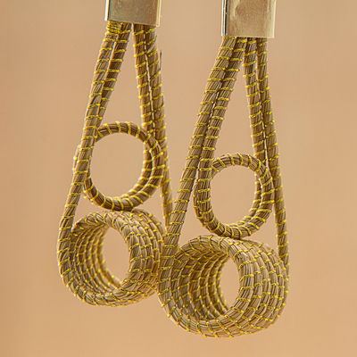 Pendientes colgantes de hierba dorada con detalles dorados - Aretes colgantes de hierba dorada chapados en oro de 18 k de Guatemala
