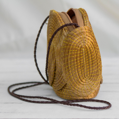 Goldene Grasschleuder, 'Golden Links - Handgemachte Goldene Grasschleuder-Handtasche aus Brasilien