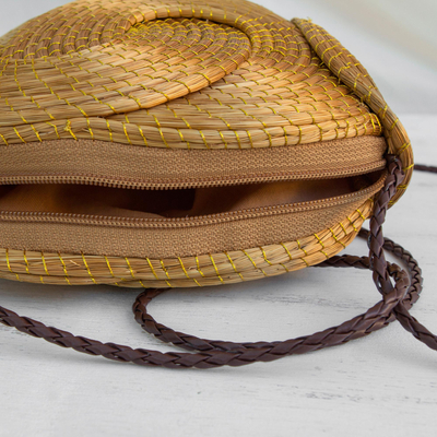 Goldene Grasschleuder, 'Golden Links - Handgemachte Goldene Grasschleuder-Handtasche aus Brasilien