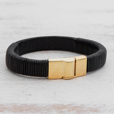 Armband aus Leder - Schwarzes Lederarmband mit goldfarbener Stahlschließe