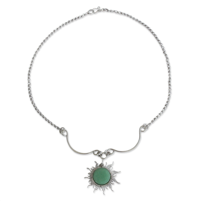 Halskette mit Quarzanhänger - Halskette mit Anhänger aus grünem Quarz mit Sonnenmotiv aus Brasilien