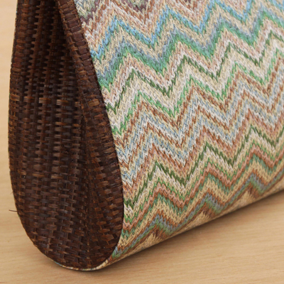 Palmblatt-Handtasche, 'Zickzack-Wellen'. - Handtasche mit Palmenblättern und Plastikgriffen aus Brasilien