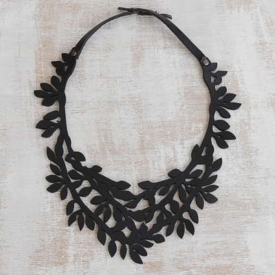 Halskette mit Lederhalsband - Lederhalsband mit Blattmotiv in Schwarz aus Brasilien