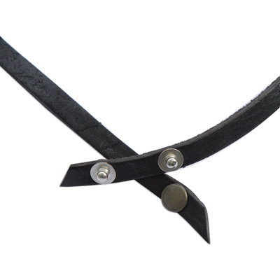 Halskette mit Lederhalsband - Lederhalsband mit Blattmotiv in Schwarz aus Brasilien