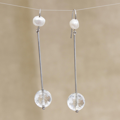 Pendientes colgantes de cuarzo y perlas cultivadas, 'Glistening Transparency' - Aretes colgantes de cuarzo transparente y perlas cultivadas de brasil