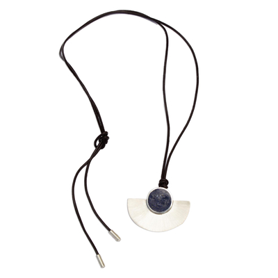 Lapislazuli-Anhänger-Halskette lang, 'Halbe Klinge - Verstellbare Lapislazuli-Anhänger-Halskette aus Brasilien