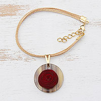 Pulsera de amuleto de madera y hueso con detalles en oro, 'Rose Circle' - Pulsera de amuleto de flor de rosa de cuerno y madera con acento de oro circular
